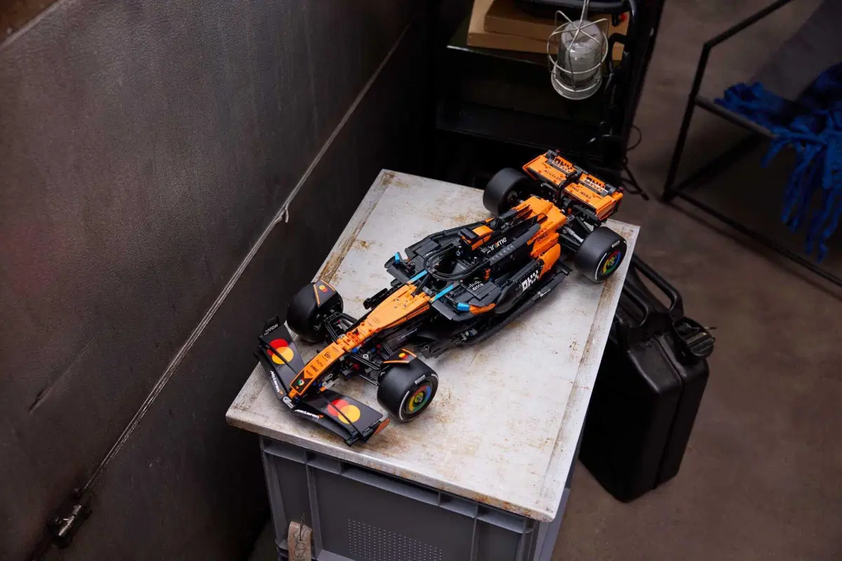 F1. LEGO celebra la McLaren campione del mondo: arriva la MCL39 in scala 1:8 (2)