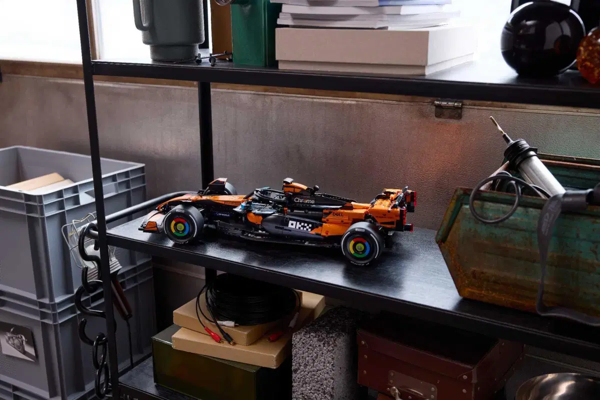 F1. LEGO celebra la McLaren campione del mondo: arriva la MCL39 in scala 1:8 (3)