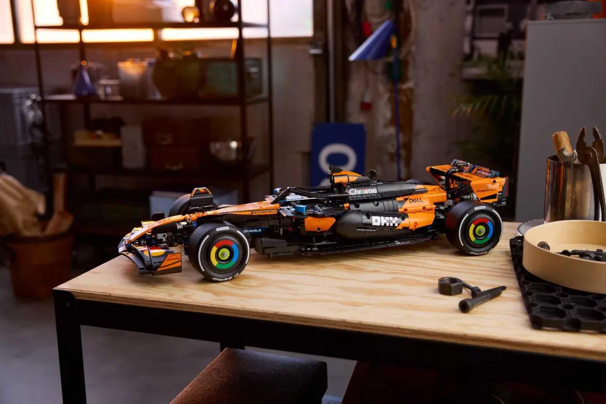 F1. LEGO celebra la McLaren campione del mondo: arriva la MCL39 in scala 1:8 (4)