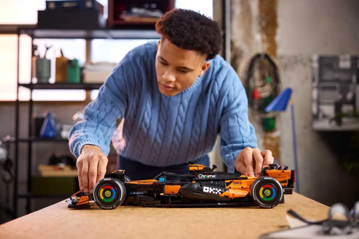 F1. LEGO celebra la McLaren campione del mondo: arriva la MCL39 in scala 1:8 (5)