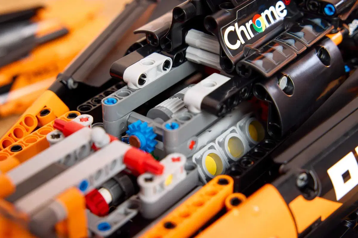F1. LEGO celebra la McLaren campione del mondo: arriva la MCL39 in scala 1:8 (7)