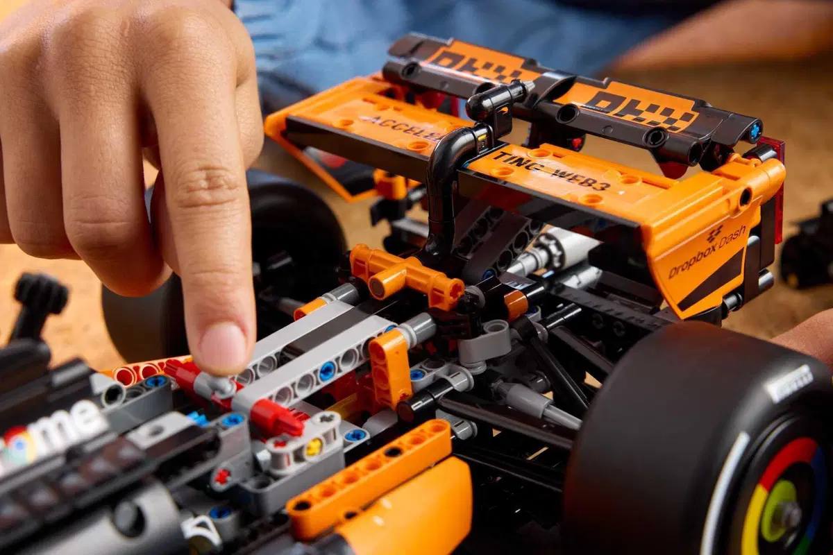 F1. LEGO celebra la McLaren campione del mondo: arriva la MCL39 in scala 1:8 (8)