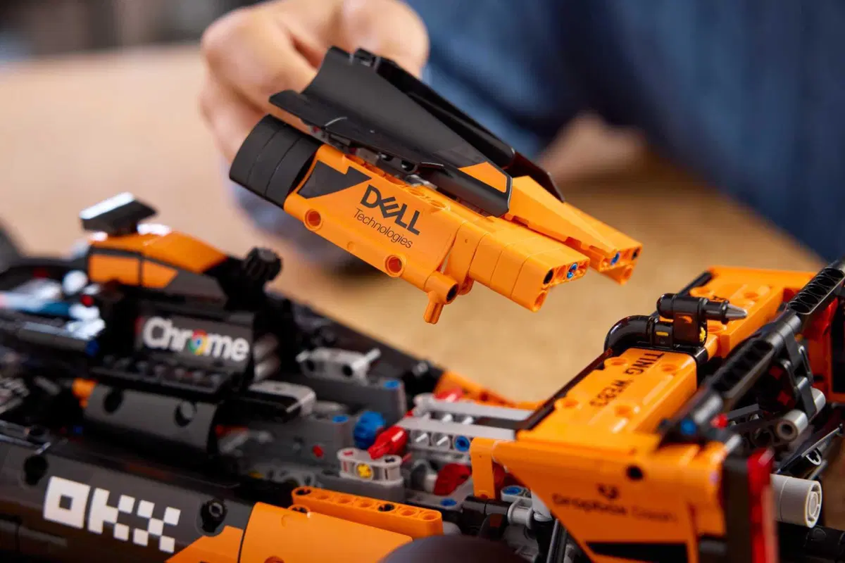 F1. LEGO celebra la McLaren campione del mondo: arriva la MCL39 in scala 1:8 (9)