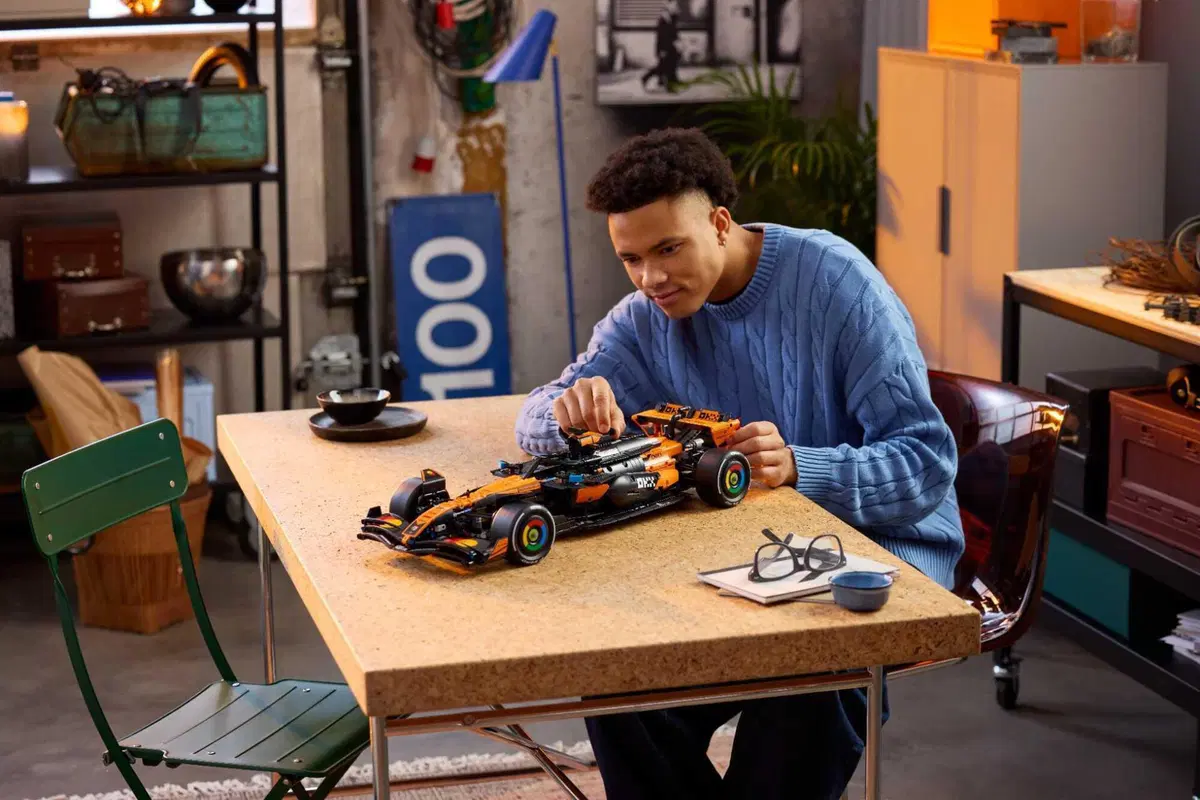 F1. LEGO celebra la McLaren campione del mondo: arriva la MCL39 in scala 1:8 (10)