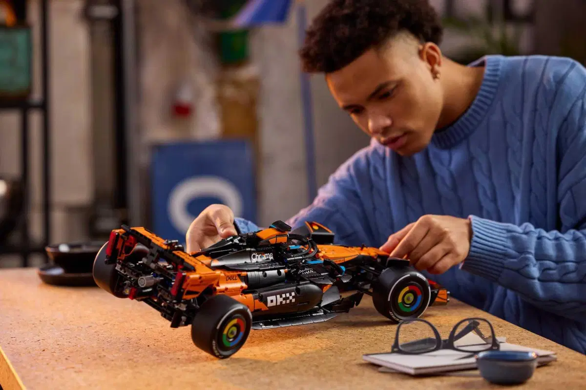 F1. LEGO celebra la McLaren campione del mondo: arriva la MCL39 in scala 1:8 (11)