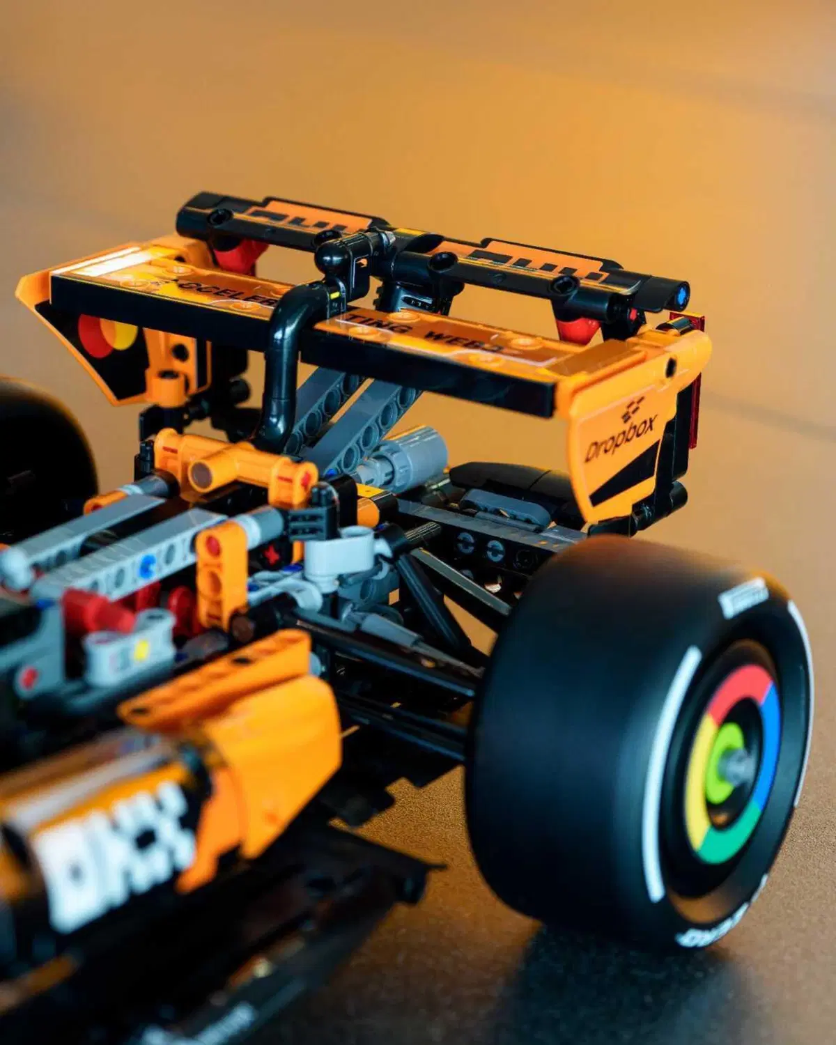 F1. LEGO celebra la McLaren campione del mondo: arriva la MCL39 in scala 1:8 (18)