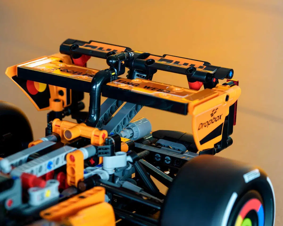 F1. LEGO celebra la McLaren campione del mondo: arriva la MCL39 in scala 1:8 (19)