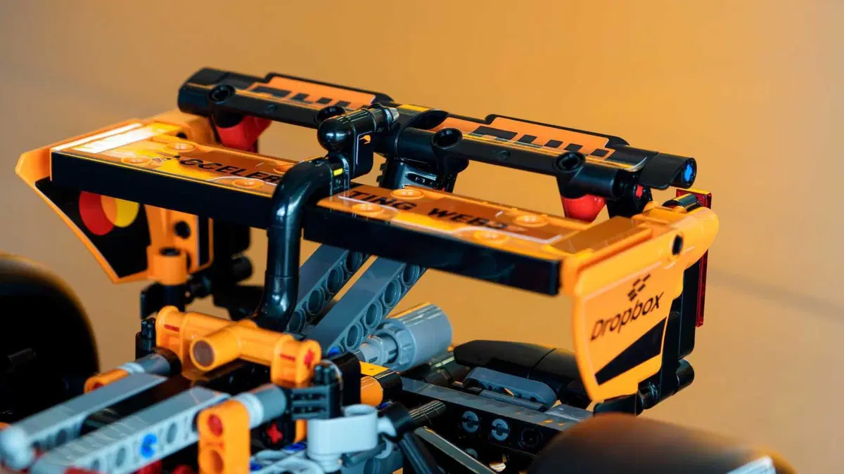 F1. LEGO celebra la McLaren campione del mondo: arriva la MCL39 in scala 1:8 (20)
