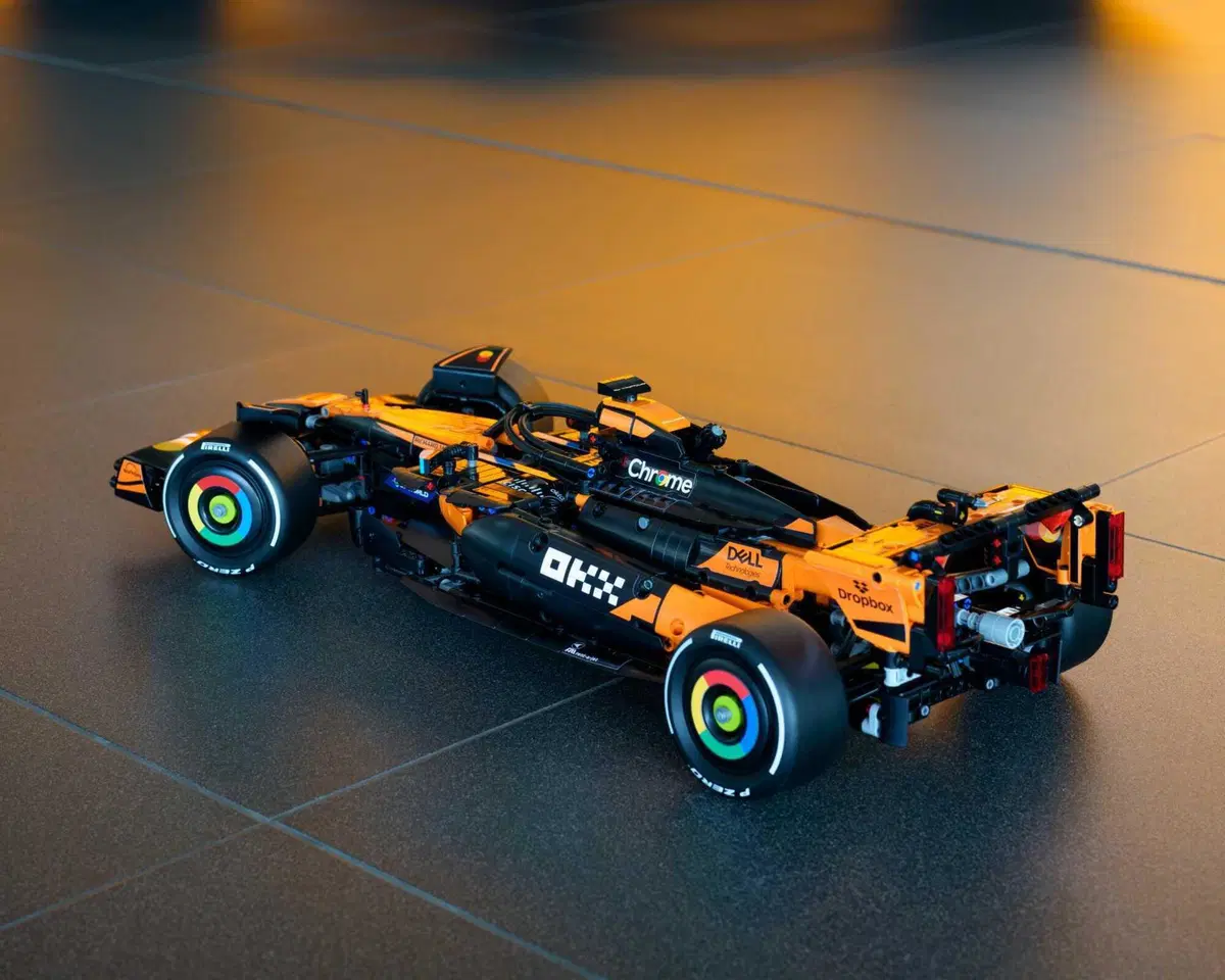 F1. LEGO celebra la McLaren campione del mondo: arriva la MCL39 in scala 1:8 (22)