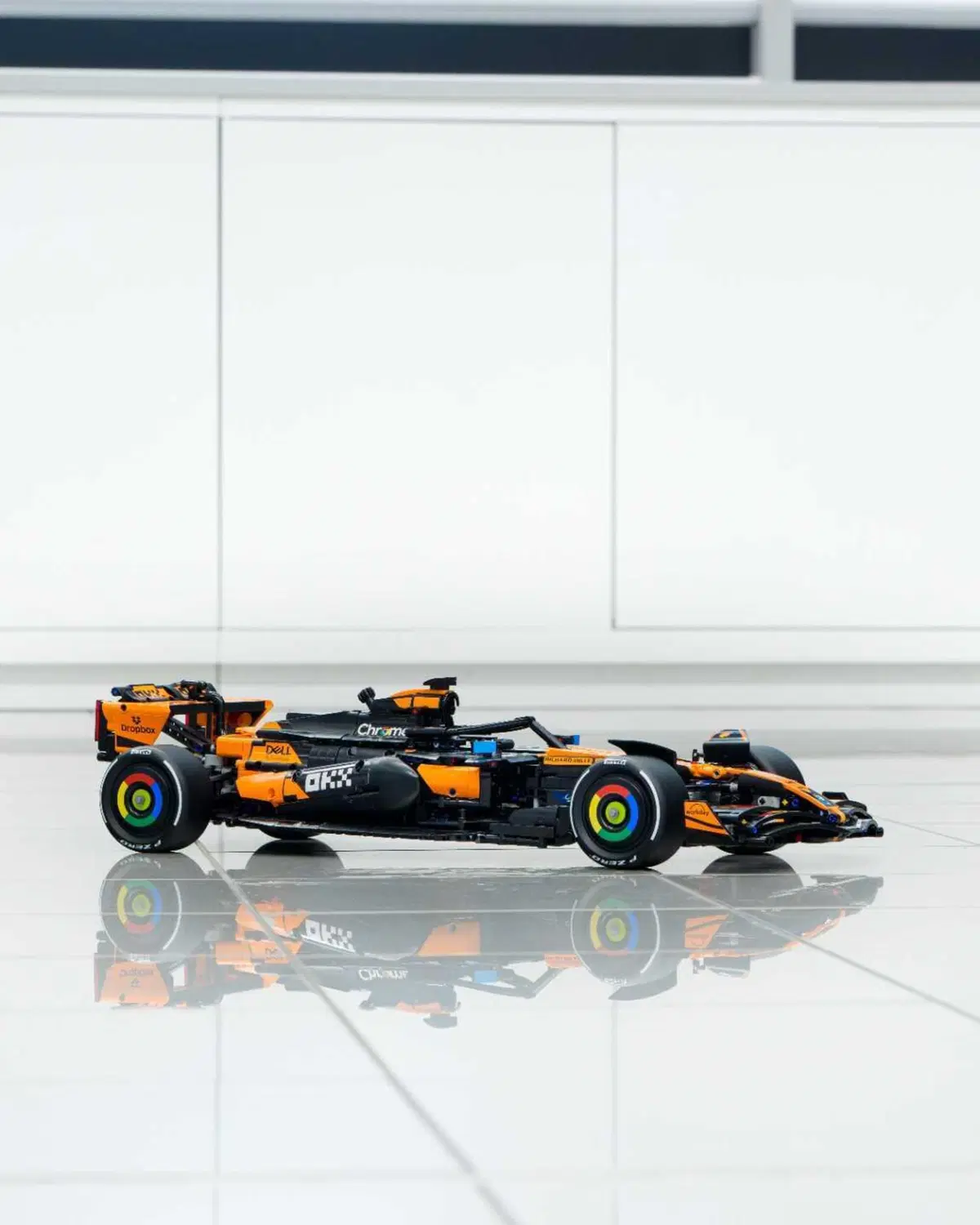 F1. LEGO celebra la McLaren campione del mondo: arriva la MCL39 in scala 1:8 (26)
