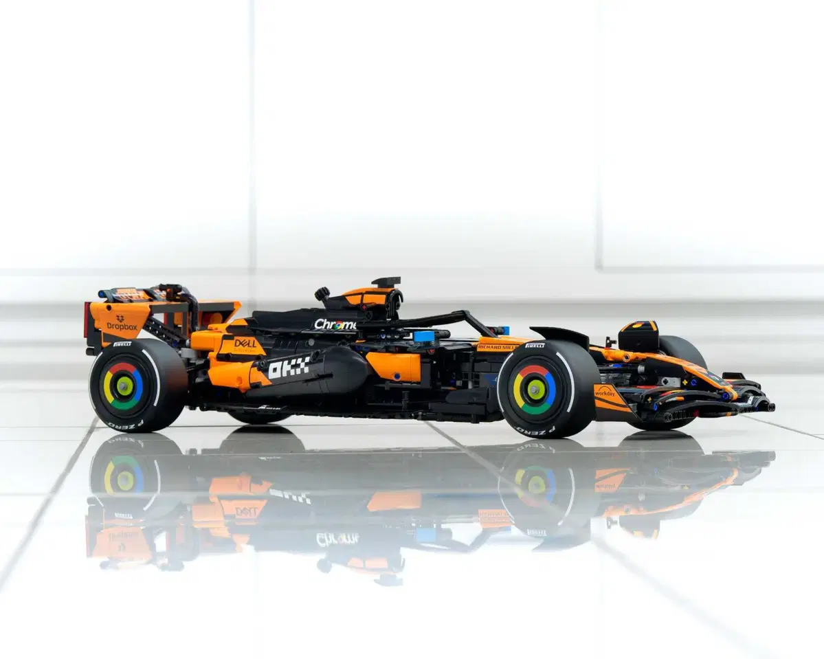 F1. LEGO celebra la McLaren campione del mondo: arriva la MCL39 in scala 1:8 (28)