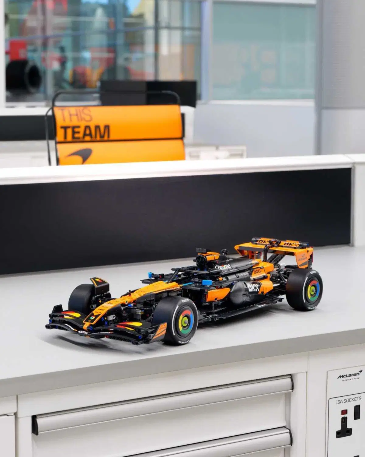 F1. LEGO celebra la McLaren campione del mondo: arriva la MCL39 in scala 1:8 (30)
