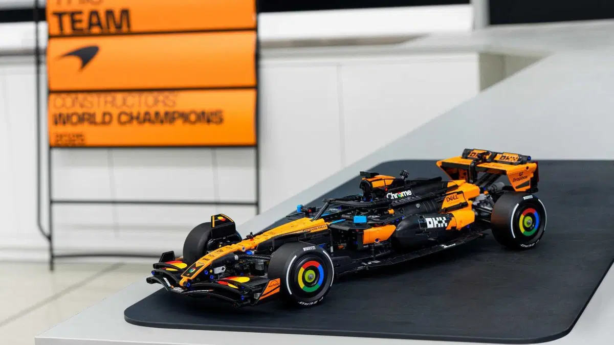 F1. LEGO celebra la McLaren campione del mondo: arriva la MCL39 in scala 1:8 (33)