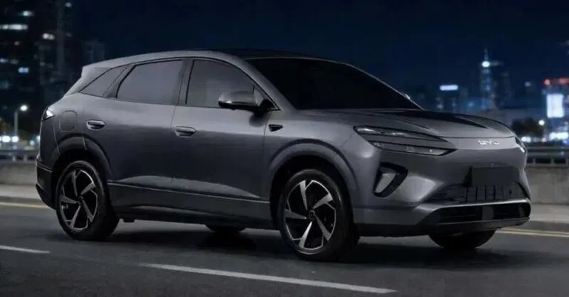BYD alza l&rsquo;asticella: nel 2026 arriva un nuovo SUV ibrido da un'autonomia da record