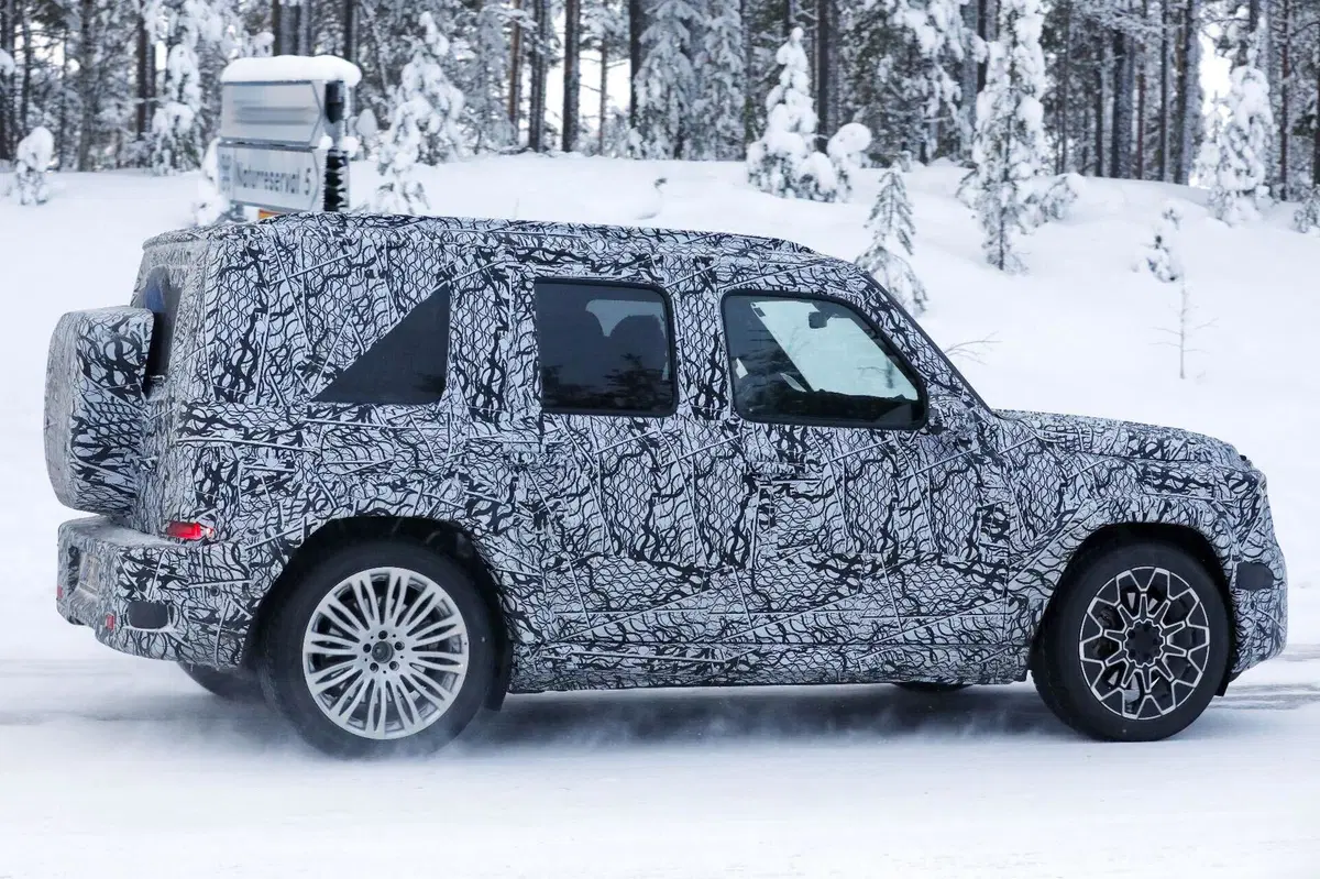 Mercedes-Benz Mini G: prime foto del prototipo della Baby G elettrica (e forse anche benzina) (7)