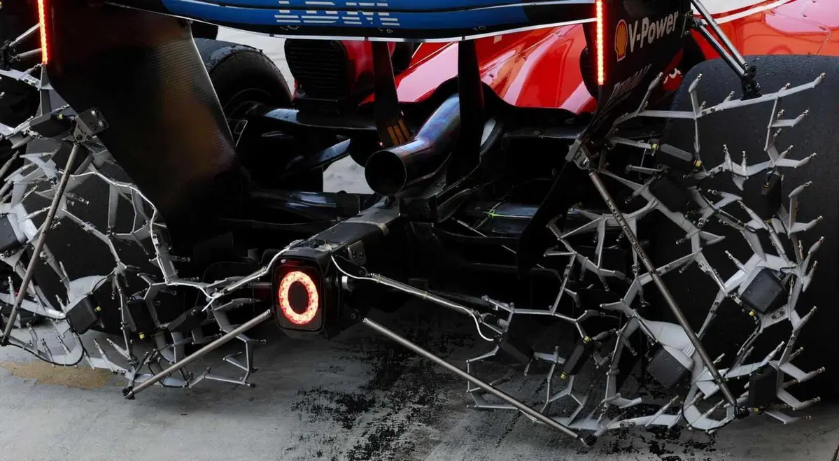 Ferrari SF-26, l'aletta dell'escape è già un caso: la Rossa gioca con i gas di scarico per più downforce