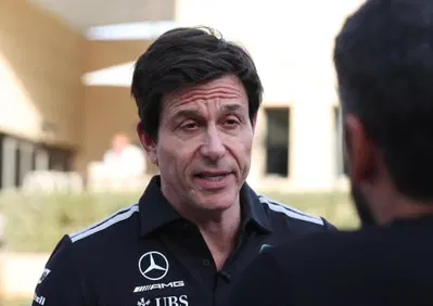 F1 2026. Mercedes nel mirino, Wolff attacca: “Motore e benzina illegali? Totale cazzata. Ora si inventano che sono negli Epstein Files?”