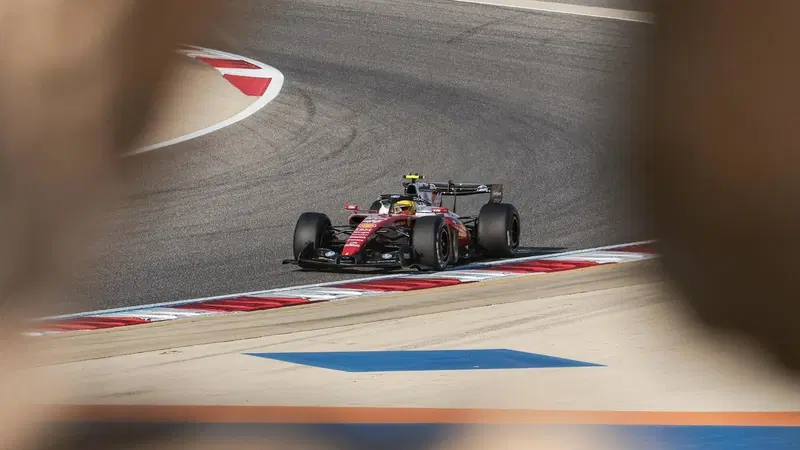 F1 2026. &ldquo;Pensavo fosse rotta, &egrave; super innovativa: potrebbero aver fatto centro&rdquo;. L&rsquo;ala posteriore Ferrari sorprende il paddock in Bahrain