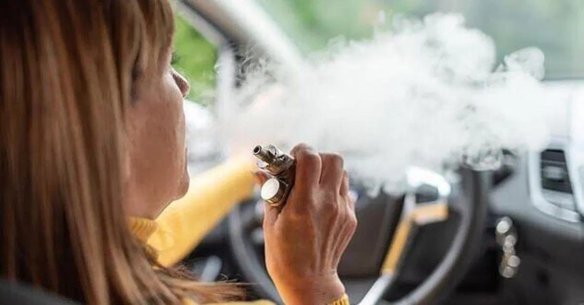 Regno Unito, stop allo svapo in auto con bambini a bordo: il governo prepara il nuovo divieto
