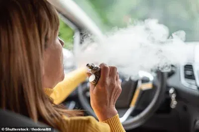 Regno Unito, stop allo svapo in auto con bambini a bordo: il governo prepara il nuovo divieto