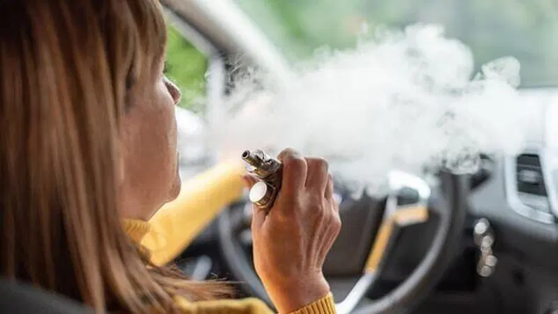Regno Unito, stop allo svapo in auto con bambini a bordo: il governo prepara il nuovo divieto