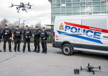 La polizia fa volare i droni sui conducenti e poi li multa per distrazione alla guida