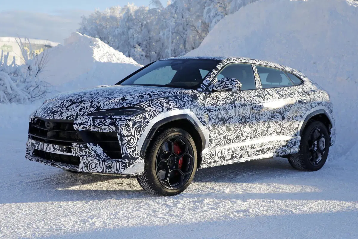 Lamborghini Urus Performante torna ibrida: debutta la nuova versione plug-in ad alte prestazioni (3)