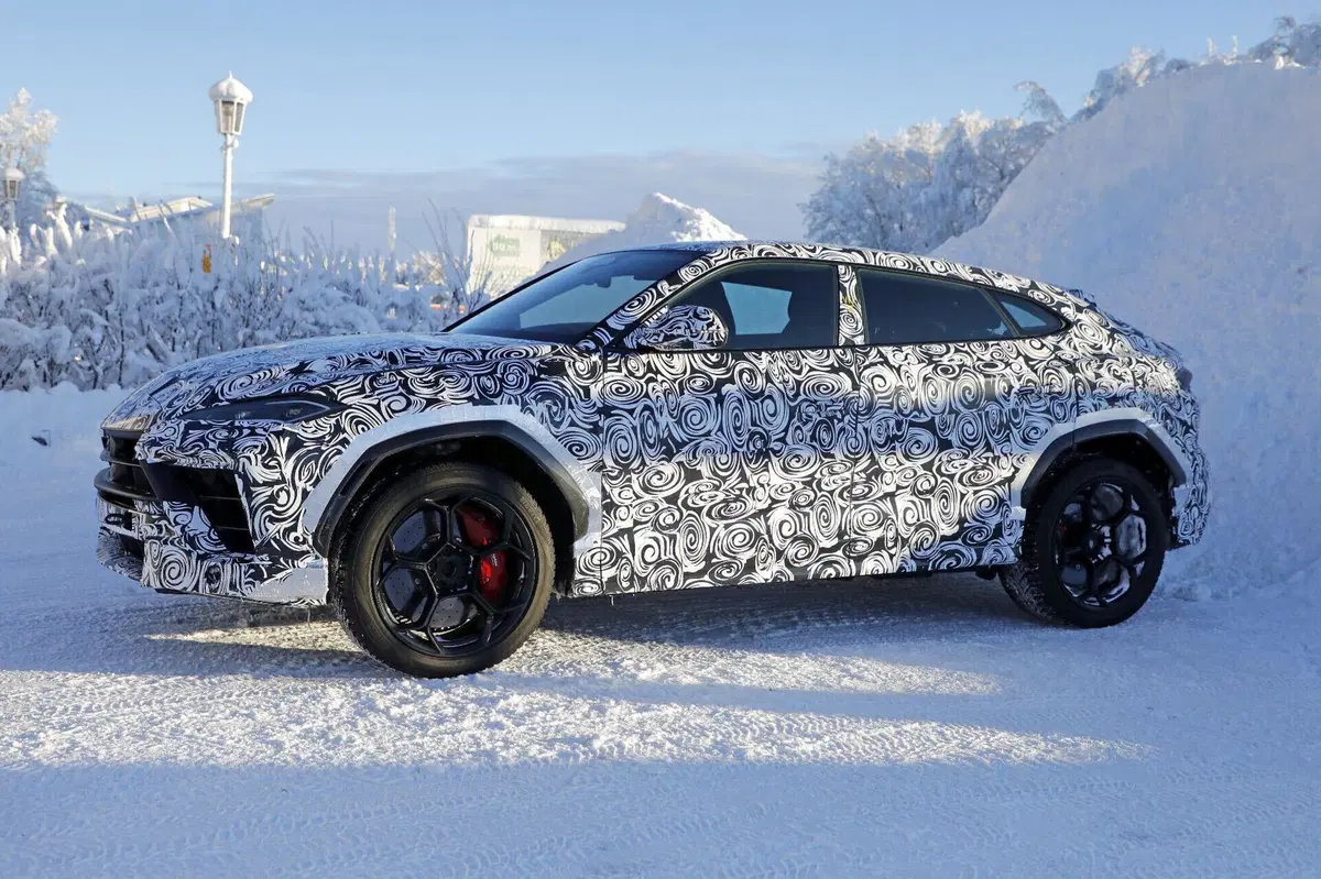 Lamborghini Urus Performante torna ibrida: debutta la nuova versione plug-in ad alte prestazioni (4)