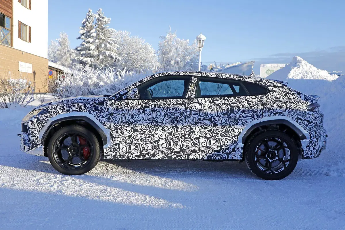 Lamborghini Urus Performante torna ibrida: debutta la nuova versione plug-in ad alte prestazioni (5)