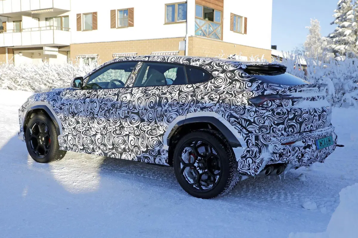 Lamborghini Urus Performante torna ibrida: debutta la nuova versione plug-in ad alte prestazioni (6)