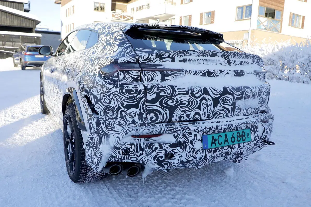 Lamborghini Urus Performante torna ibrida: debutta la nuova versione plug-in ad alte prestazioni (7)