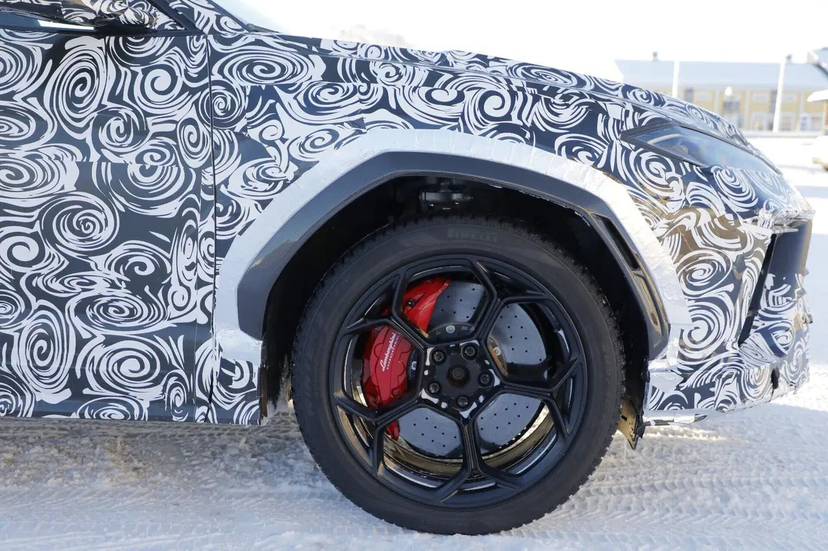 Lamborghini Urus Performante torna ibrida: debutta la nuova versione plug-in ad alte prestazioni (12)