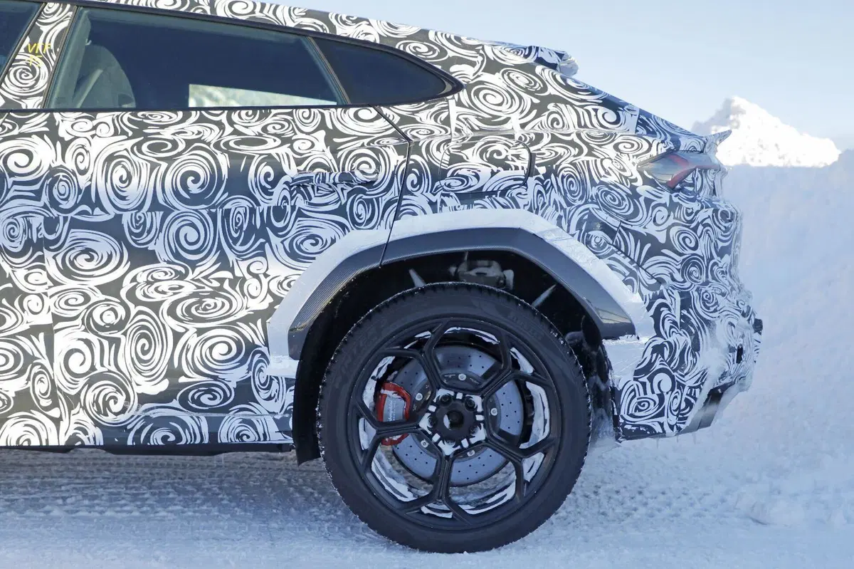 Lamborghini Urus Performante torna ibrida: debutta la nuova versione plug-in ad alte prestazioni (13)