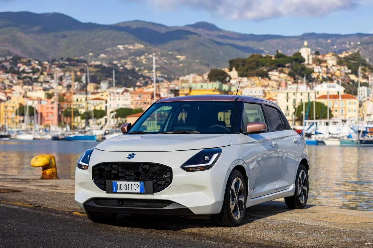 Suzuki Swift Hybrid Sakura: la serie speciale ispirata al fiore di ciliegio debutta al Festival di Sanremo. Da 21.950 euro