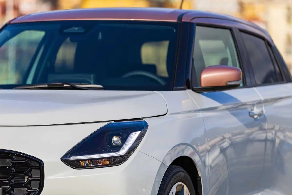 Suzuki Swift Hybrid Sakura: la serie speciale ispirata al fiore di ciliegio debutta al Festival di Sanremo. Da 21.950 euro (8)