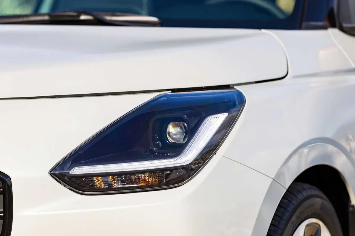 Suzuki Swift Hybrid Sakura: la serie speciale ispirata al fiore di ciliegio debutta al Festival di Sanremo. Da 21.950 euro (10)