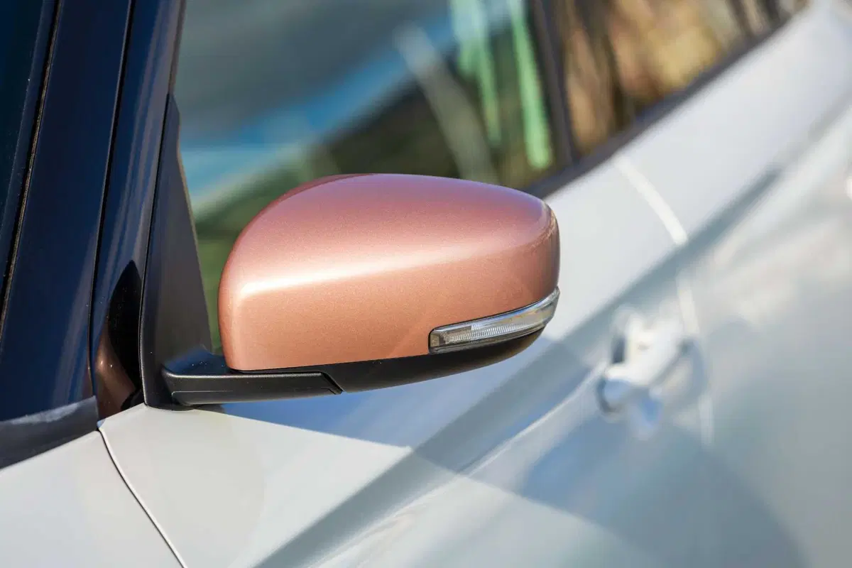 Suzuki Swift Hybrid Sakura: la serie speciale ispirata al fiore di ciliegio debutta al Festival di Sanremo. Da 21.950 euro (12)
