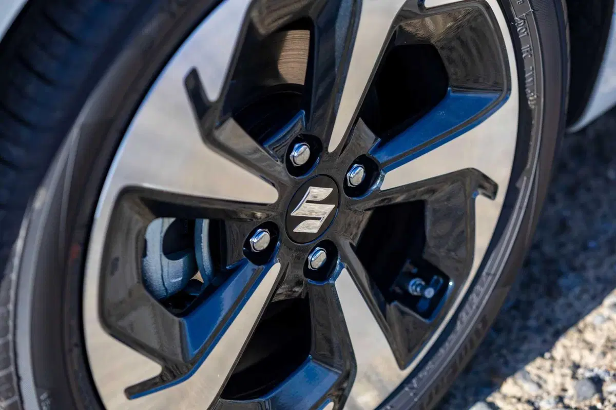 Suzuki Swift Hybrid Sakura: la serie speciale ispirata al fiore di ciliegio debutta al Festival di Sanremo. Da 21.950 euro (14)
