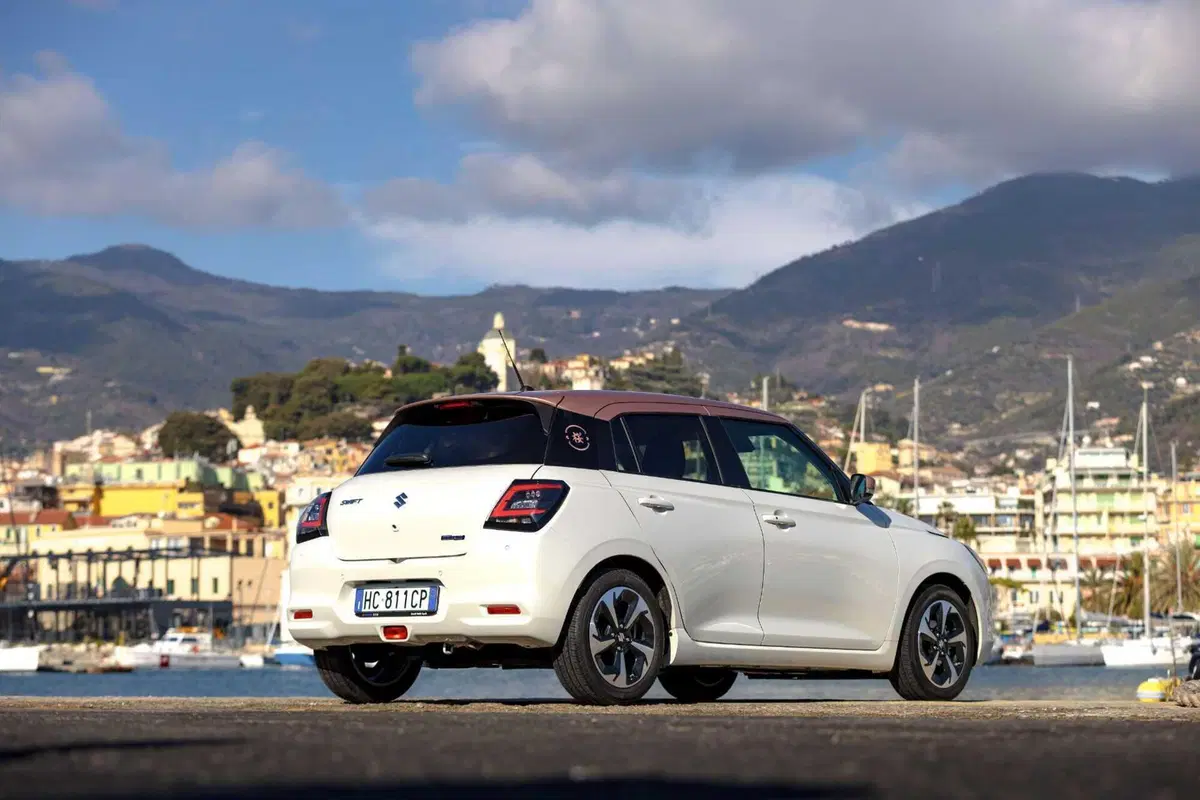 Suzuki Swift Hybrid Sakura: la serie speciale ispirata al fiore di ciliegio debutta al Festival di Sanremo. Da 21.950 euro (2)