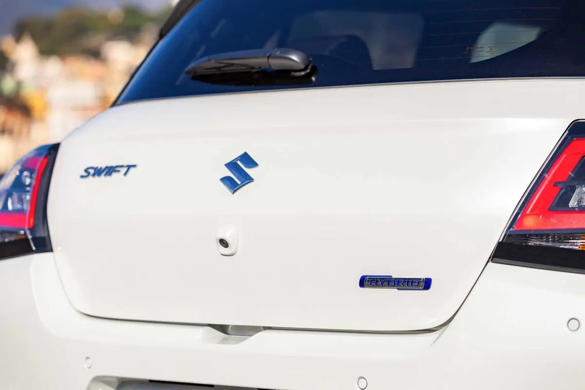 Suzuki Swift Hybrid Sakura: la serie speciale ispirata al fiore di ciliegio debutta al Festival di Sanremo. Da 21.950 euro (16)