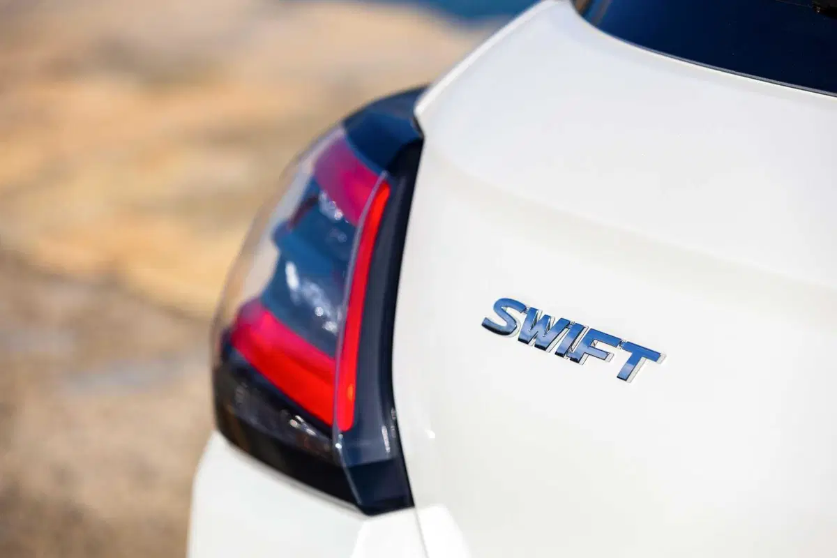 Suzuki Swift Hybrid Sakura: la serie speciale ispirata al fiore di ciliegio debutta al Festival di Sanremo. Da 21.950 euro (15)