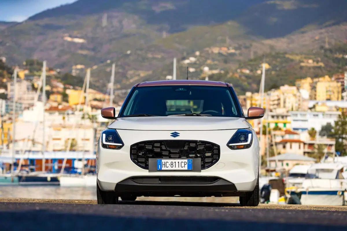 Suzuki Swift Hybrid Sakura: la serie speciale ispirata al fiore di ciliegio debutta al Festival di Sanremo. Da 21.950 euro (6)