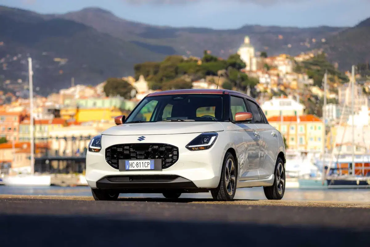 Suzuki Swift Hybrid Sakura: la serie speciale ispirata al fiore di ciliegio debutta al Festival di Sanremo. Da 21.950 euro (20)