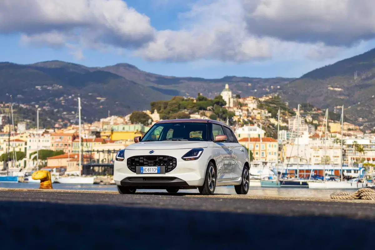 Suzuki Swift Hybrid Sakura: la serie speciale ispirata al fiore di ciliegio debutta al Festival di Sanremo. Da 21.950 euro (21)