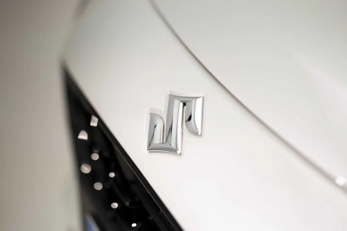 Suzuki Swift Hybrid Sakura: la serie speciale ispirata al fiore di ciliegio debutta al Festival di Sanremo. Da 21.950 euro (33)