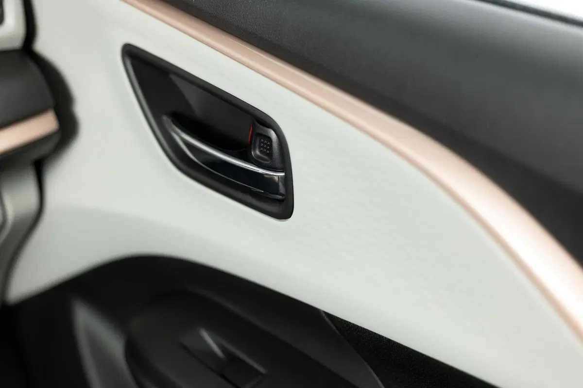 Suzuki Swift Hybrid Sakura: la serie speciale ispirata al fiore di ciliegio debutta al Festival di Sanremo. Da 21.950 euro (49)