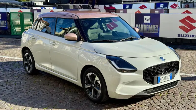 Suzuki Swift Sakura: la serie speciale ispirata al fiore di ciliegio debutta al Festival di Sanremo. Da 21.950 euro