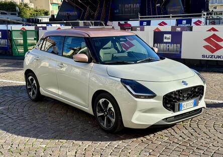 Suzuki Swift Sakura: la serie speciale ispirata al fiore di ciliegio debutta al Festival di Sanremo. Da 21.950 euro