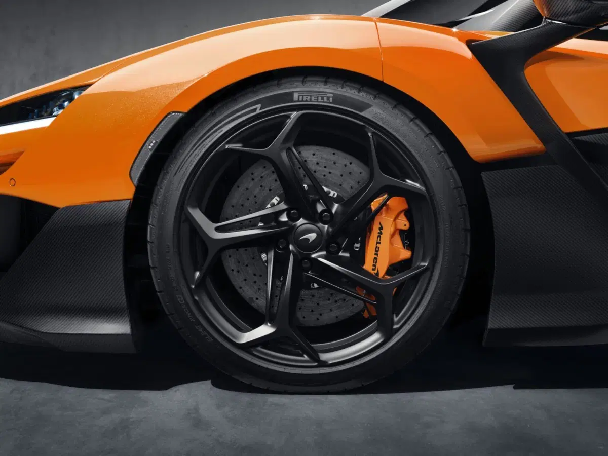McLaren questa W1 la più potente, ha 1.275 CV con il V8 ibrido (19)