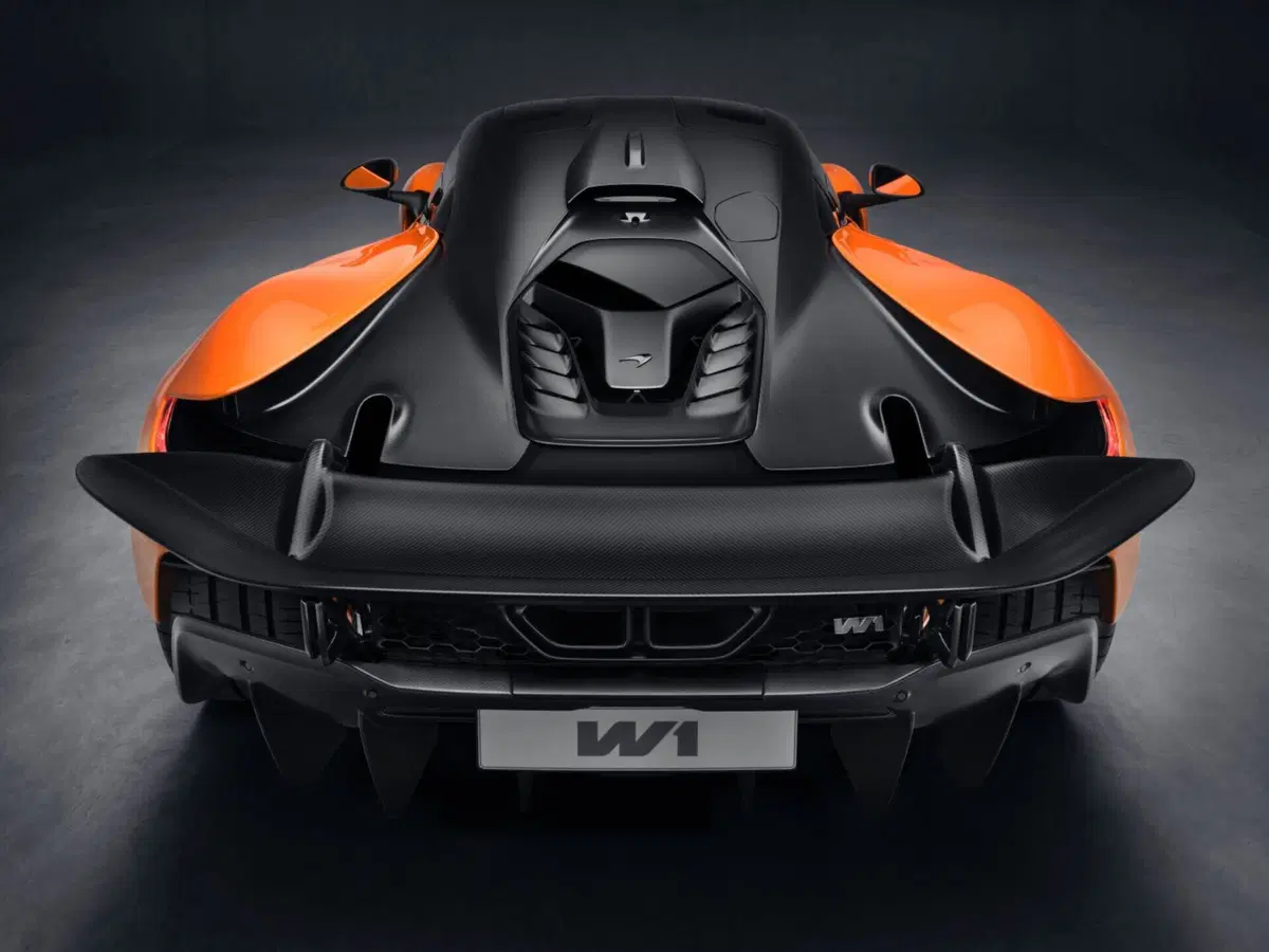 McLaren questa W1 la più potente, ha 1.275 CV con il V8 ibrido (24)